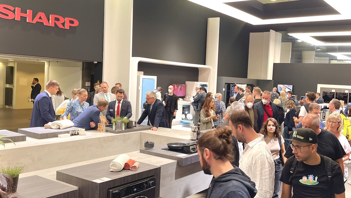 IFA Berlin 2025: Υπογράφηκε μεγάλη συμφωνία της Sharp με την GRC Tech για τα λευκά προϊόντα