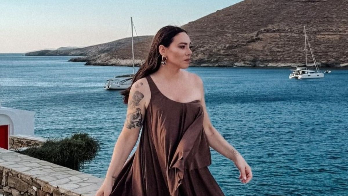 Η Ευρυδίκη Βαλαβάνη με εντυπωσιακό καφέ maxi φόρεμα στον γάμο της αδερφής της στην Κύθνο