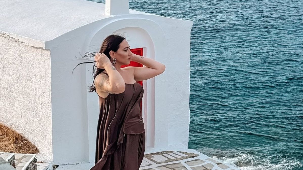 Ευρυδίκη Βαλαβάνη: Νέες φωτογραφίες από τον ρομαντικό γάμο της αδελφής της σε ξωκλήσι της Κύθνου!