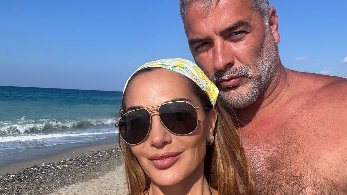Δέσποινα Βανδή – Βασίλης Μπισμπίκης: Ποζάρουν με τα μαγιό τους σε παραλία της Κρήτης!