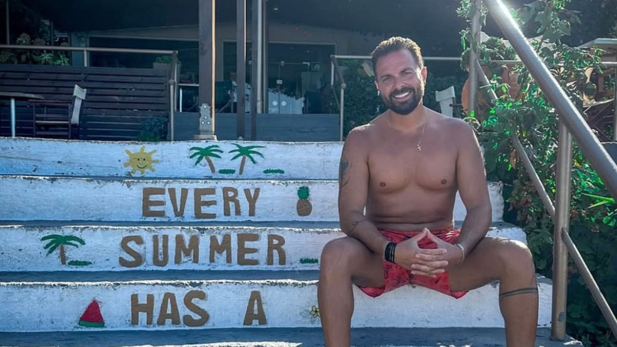 Ηλίας Βρεττός: Μας καλεί να μοιραστούμε τις δικές μας καλοκαιρινές ιστορίες