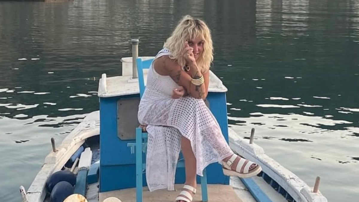 Ελεονώρα Ζουγανέλη: Ποζάρει πάνω σε βάρκα «περιμένοντας το δειλινό»