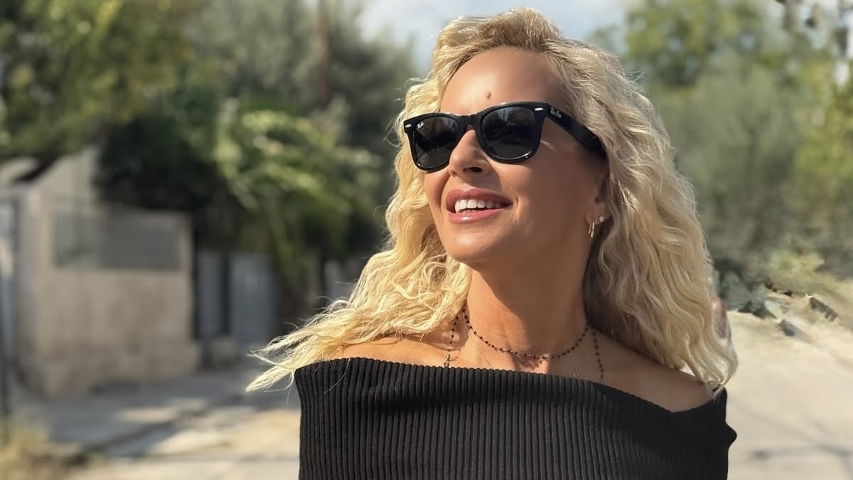 Η Μαρία Μπεκατώρου και η φθινοπωρινή έκθεση των ώμων της 