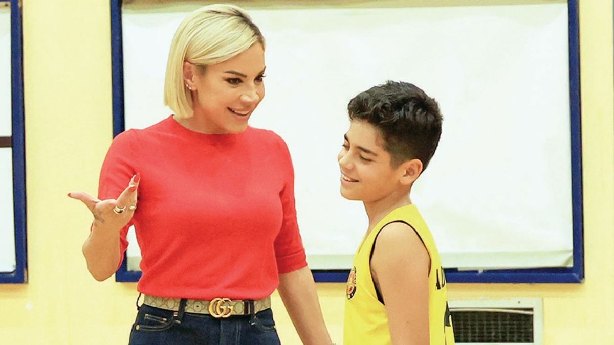 Μαριάντα Πιερίδη: Στα παρκέ του γηπέδου με τον γιο της