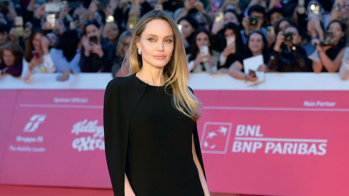 Αντζελίνα Τζολί: Το εξώπλατο φόρεμα Alberta Ferretti που αποκάλυψε τα τατουάζ της