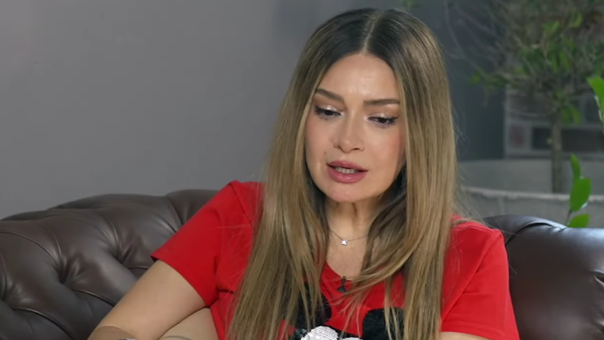 H Αποστολία Ζώη εξομολογείται: «Το ότι έγινα γνωστή, για μένα ήταν αγκάθι, όχι χαρά»
