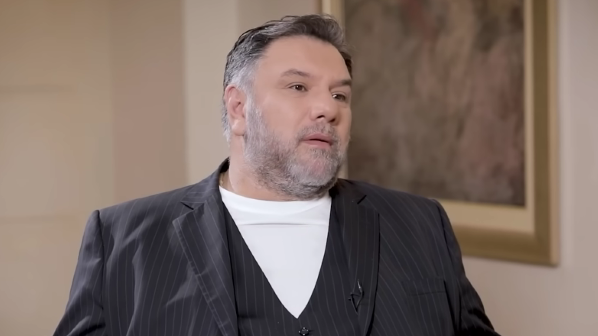 H Η εξομολόγηση του Γρηγόρη Αρναούτογλου: «Ήμουν τόσο θρησκόληπτος που δεν έκανα σεξ κάθε Τετάρτη και Παρασκευή»