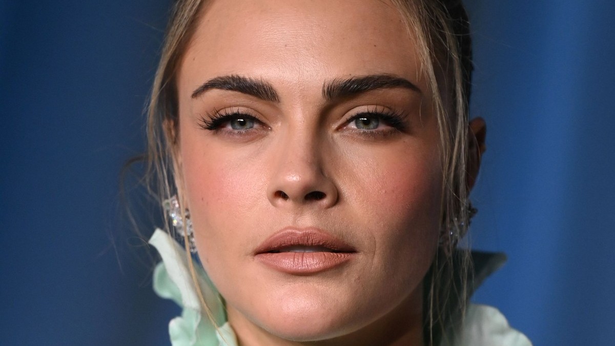 Κάρα Ντελεβίν: Το messy updo και το nude make-up look που έκλεψαν την παράσταση στο Academy Museum Gala 2025