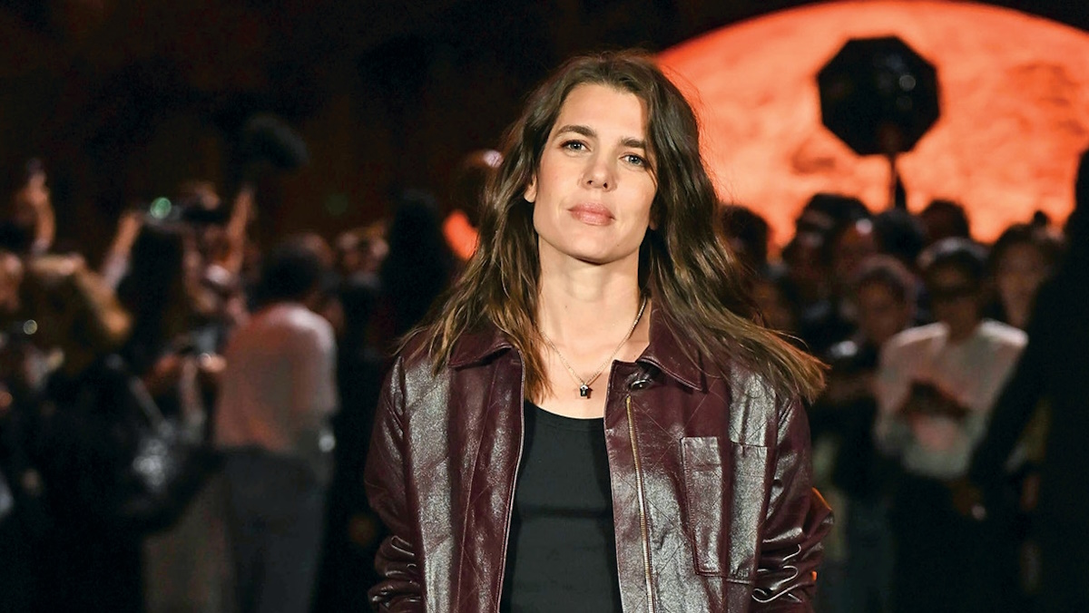 Σαρλότ Κασιράγκι: Στο fashion show του οίκου Chanel με leather shirt και τζιν
