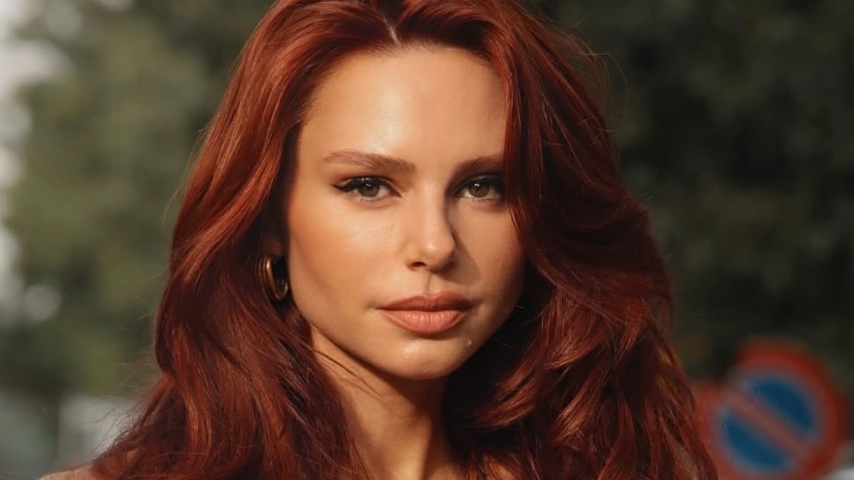 Η Έβελυν Καζαντζόγλου δοκίμασε το feline eyeliner