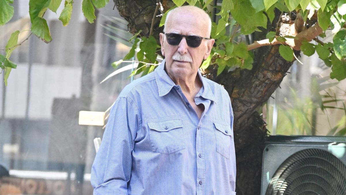 Γιώργος Παπαδάκης: Χαλαρές στιγμές σε βόλτα στο Κολωνάκι