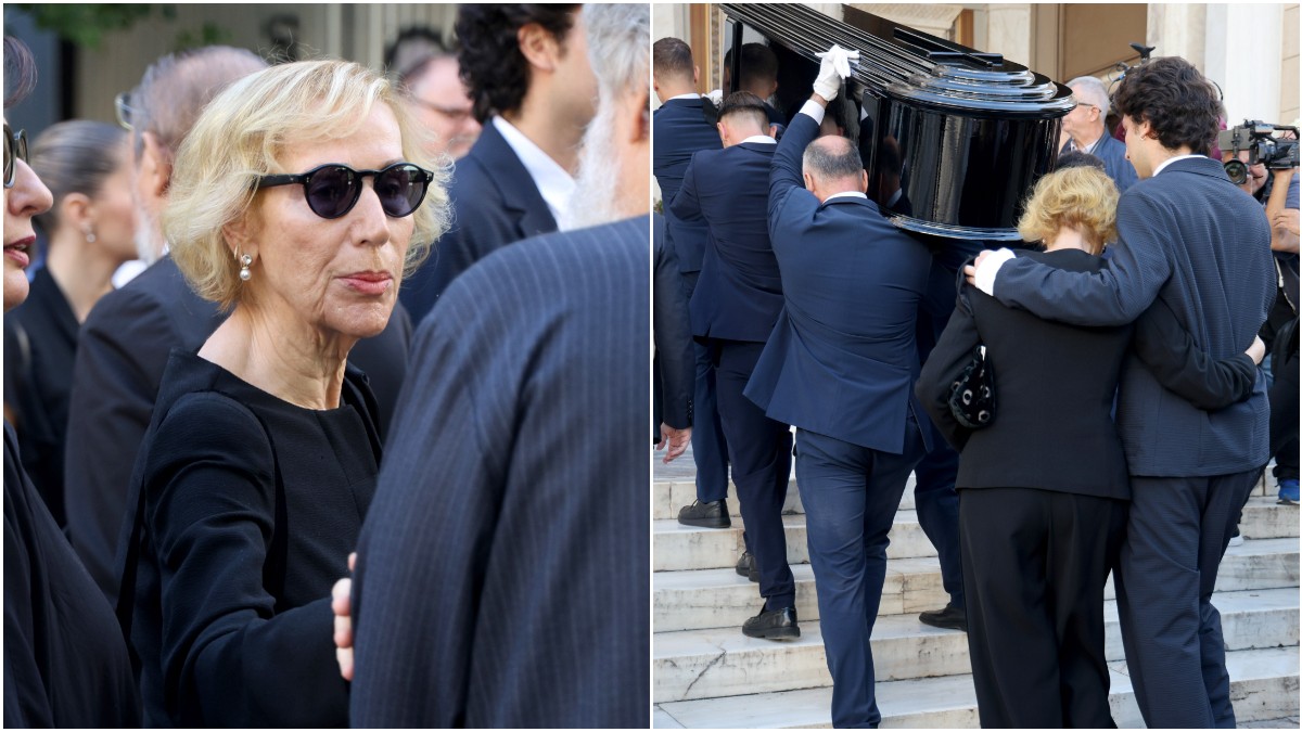 Υποβασταζόμενη η σύζυγος του Διονύση Σαββόπουλου, Άσπα, στο τελευταίο αντίο στην Μητρόπολη Αθηνών