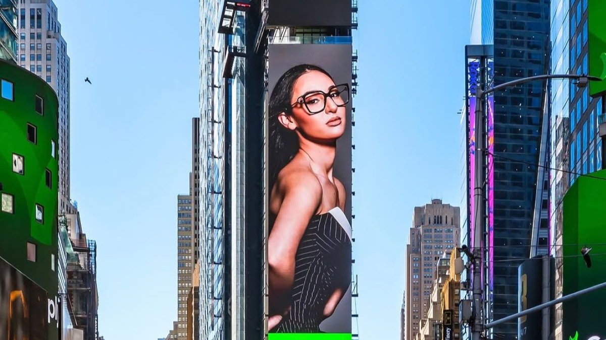 H Klavdia στο Billboard της Times Square στη Νέα Υόρκη!