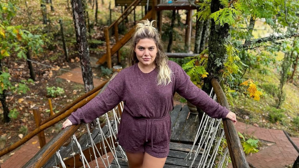 Δανάη Μπάρκα: Mας δείχνει το cozy ξύλινο chalet όπου θα μείνει τις επόμενες μέρες