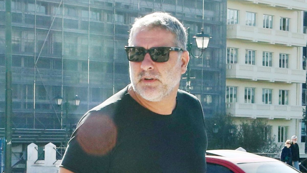 Το μήνυμα που έδειξε ο Βασίλης Μπισμπίκης στους δημοσιογράφους και η αντίδραση του Γιώργου Λιάγκα – «Ένας από τους δύο λέει ψέματα»
