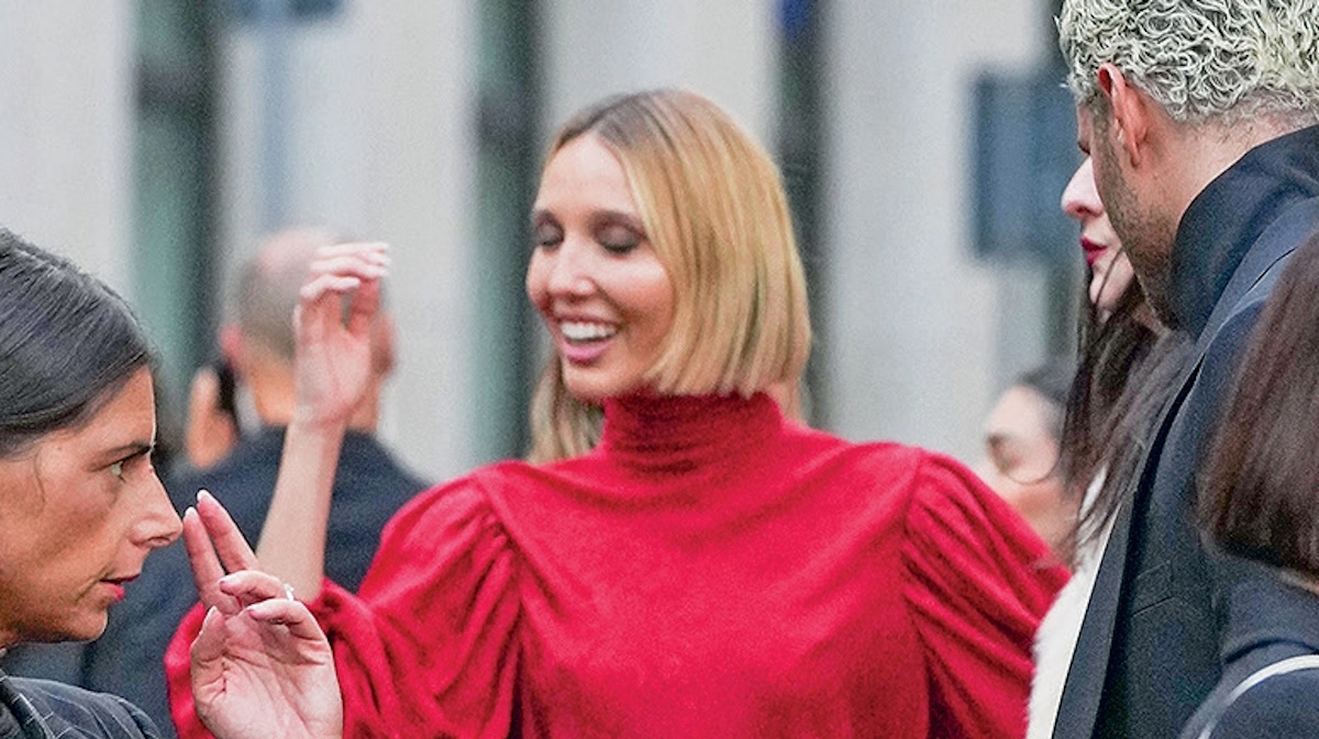 Ολυμπία Ντε Γκρες: Με φλοράλ σύνολο στο fashion show της νέας εποχής της Gucci