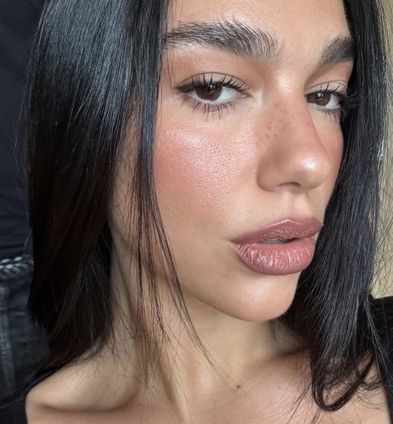 Η Dua Lipa με toasty make up