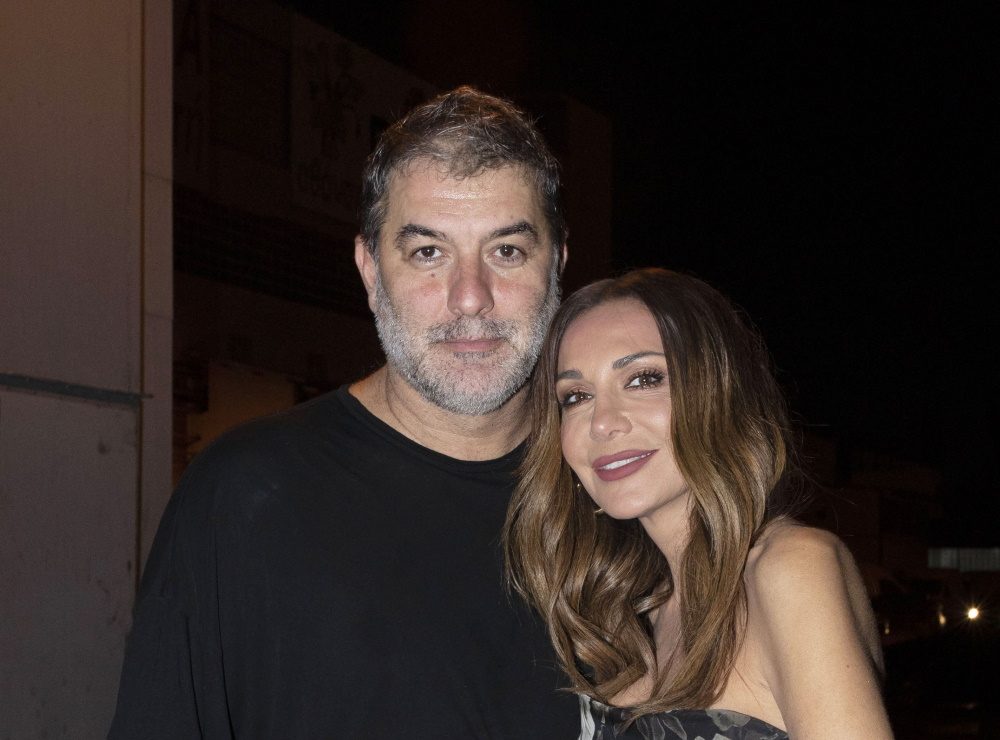 Δέσποινα Βανδή: Το παθιασμένο φιλί με τον Βασίλη Μπισμπίκη στην πρεμιέρα της