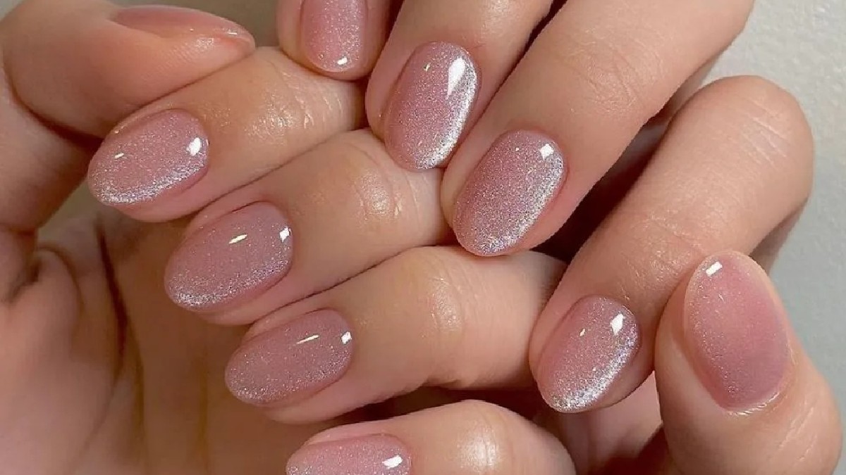 Short velvet nails: Η πιο πολυτελής τάση του χειμώνα στο μανικιούρ