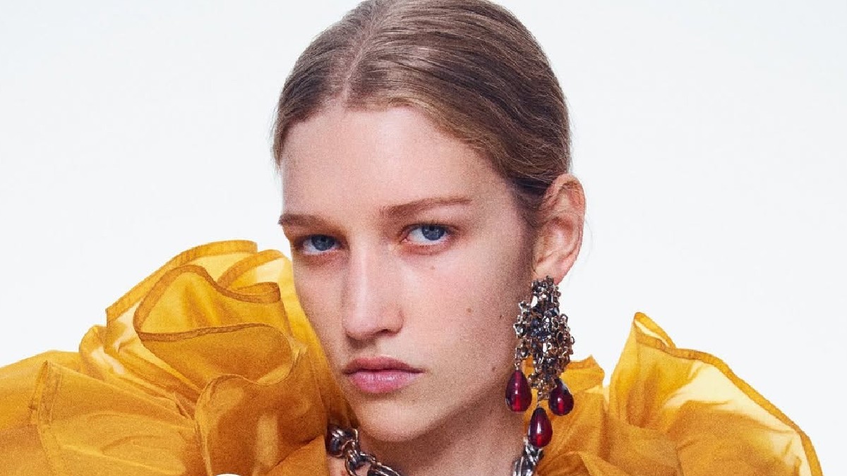 Minimal Glam στην πασαρέλα του YSL: Τα beauty looks υποκλίθηκαν στην ατέλεια