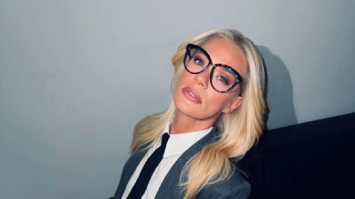 Ζέτα Μακρυπούλια: Με office look και γραβάτα