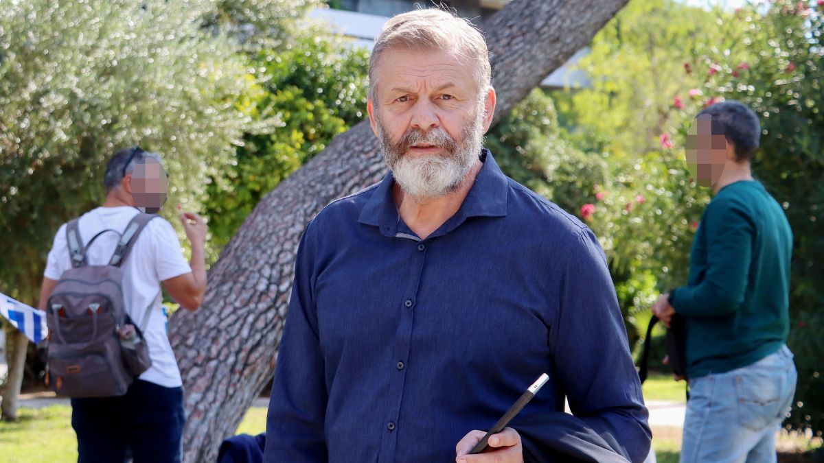 Απόστολος Γκλέτσος: Απίστευτο στιγμιότυπο – Τραγουδάει σε μαγαζί και η σύντροφός του χορεύει