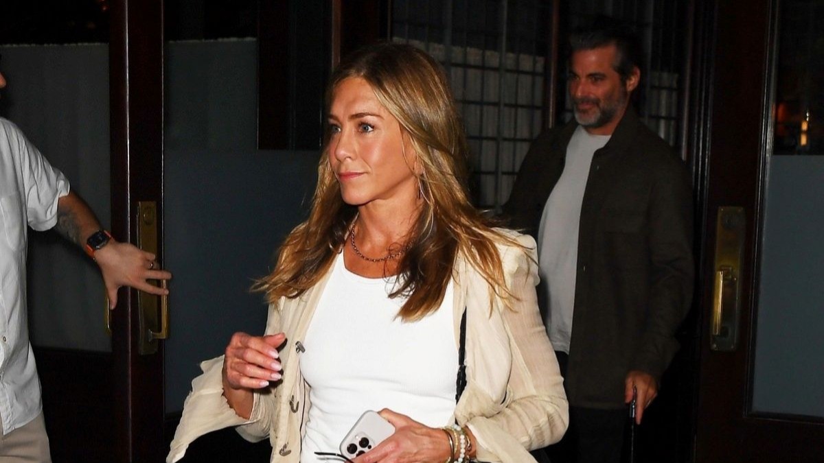 Τζένιφερ Άνιστον: Eπισημοποίησε τη σχέση της με τον Τζιμ Κέρτις με μια κοινή τους φωτογραφία!