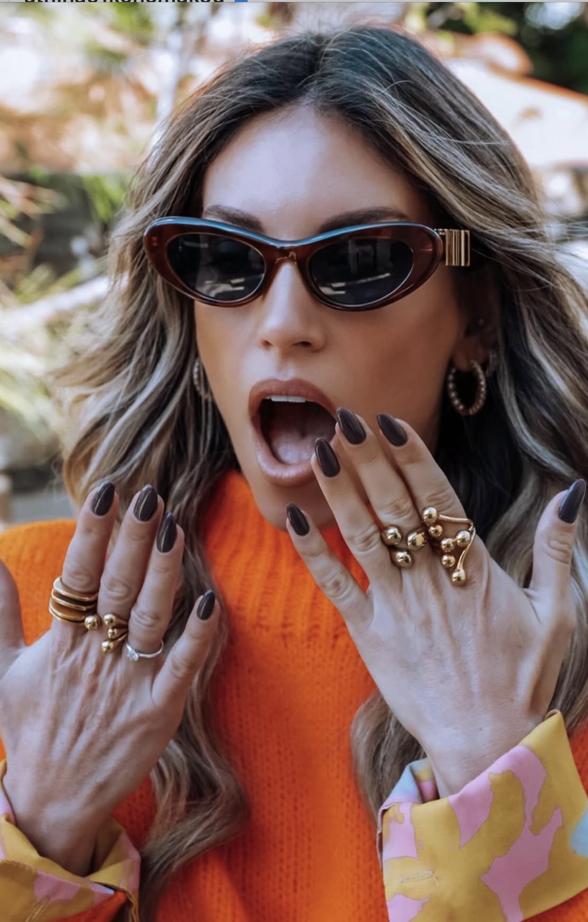 Η Αθηνά Οικονομάκου με καφέ νύχια 