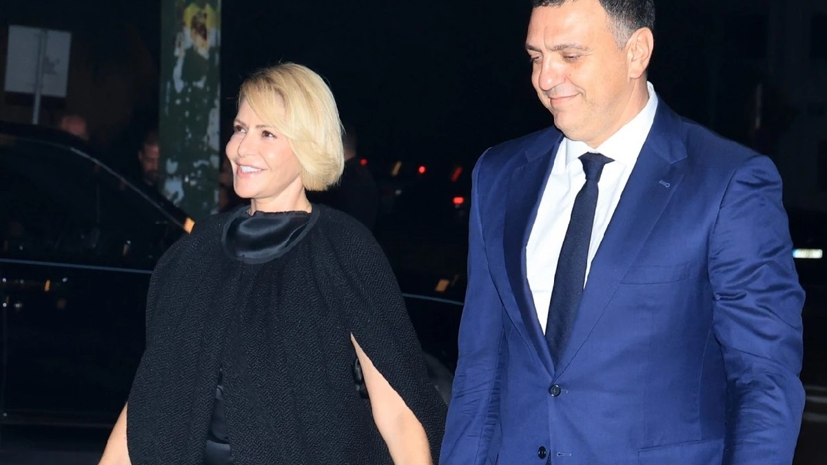 Τζένη Μπαλατσινού: Ορίζει το modern elegance με satin φόρεμα και cape jacket