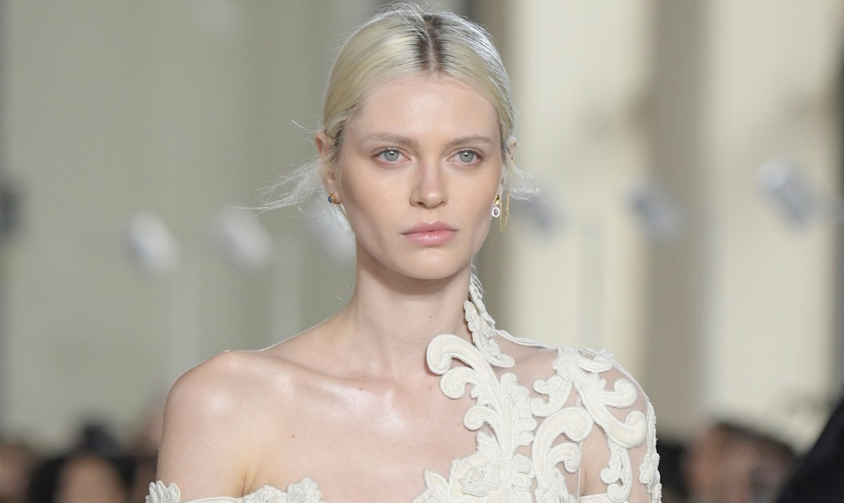 Μαλλιά γεμάτα υγεία: Το μυστικό που θα τα σώσει από την λιπαρότητα