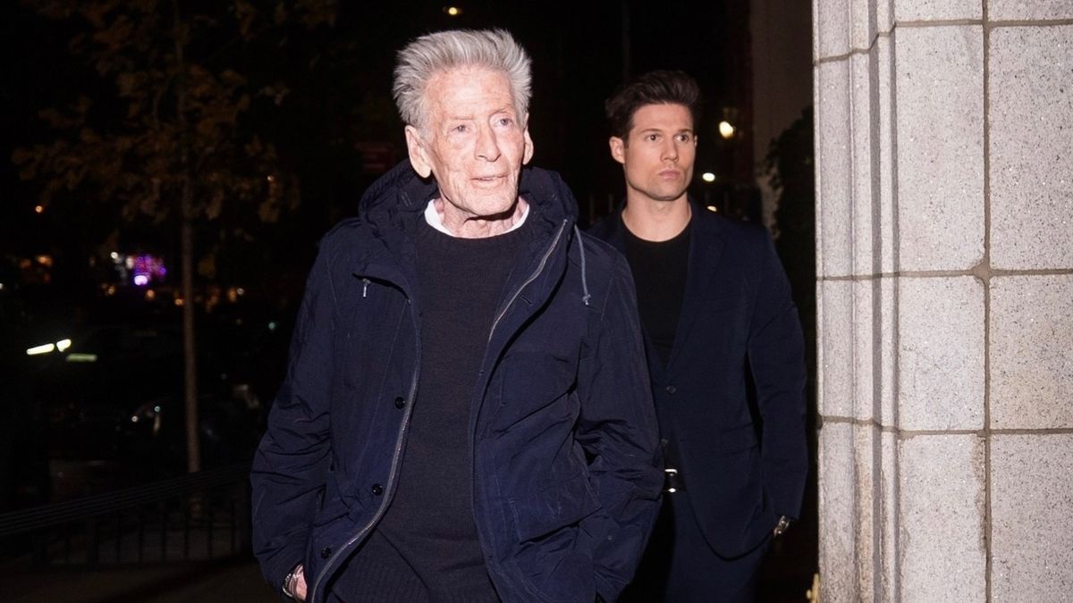 Κάλβιν Κλάιν: Η απρόσμενη στιγμή που σκοντάφτει μπροστά στις κάμερες με τον 36ο σύντροφό του να παραμένει ατάραχος