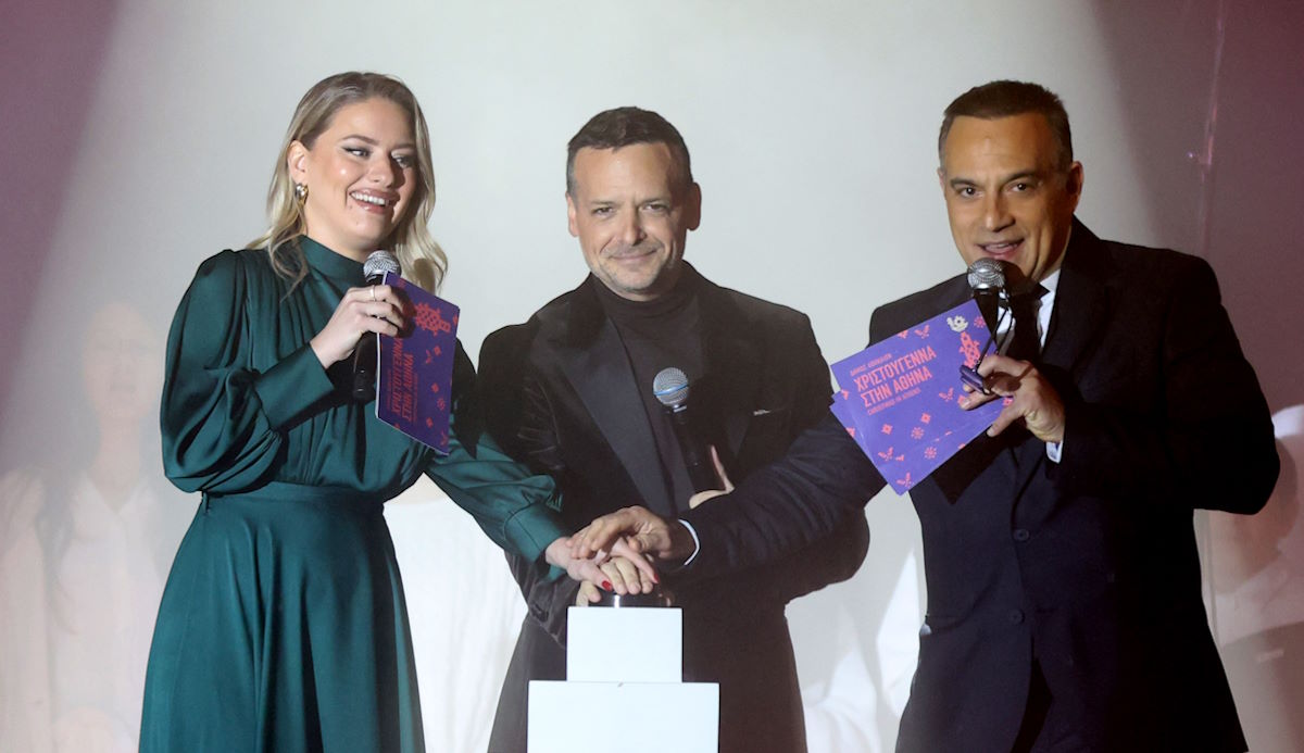 Φωταγωγήθηκε το χριστουγεννιάτικο δέντρο στο Σύνταγμα!