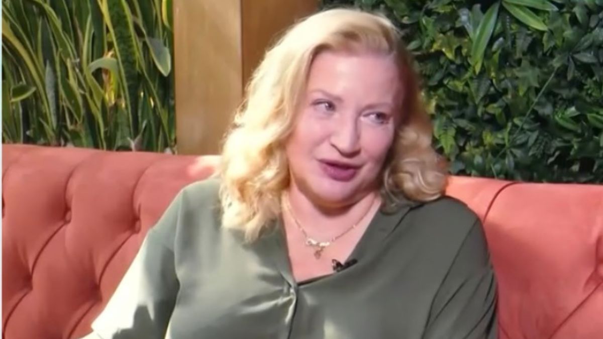 Ελένη Κρίτα: «Δεν είχα καταλάβει ότι ο ρόλος μου στο Παρά Πέντε θα γινόταν τόσο δημοφιλής – Μην περιμένετε νέους κύκλους, το επετειακό επεισόδιο θα είναι κάτι σαν τα Φιλαράκια»