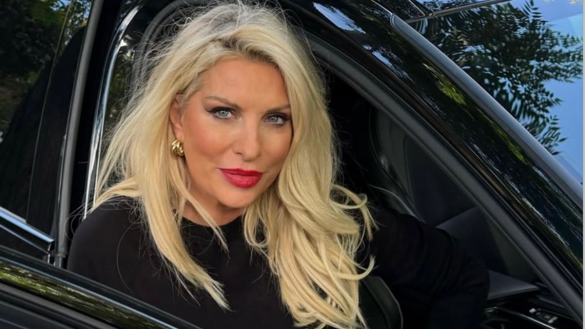 Ελένη Μενεγάκη: Οι εντυπωσιακές φωτογραφίες ποζάροντας με στυλ μέσα στο αυτοκίνητο της