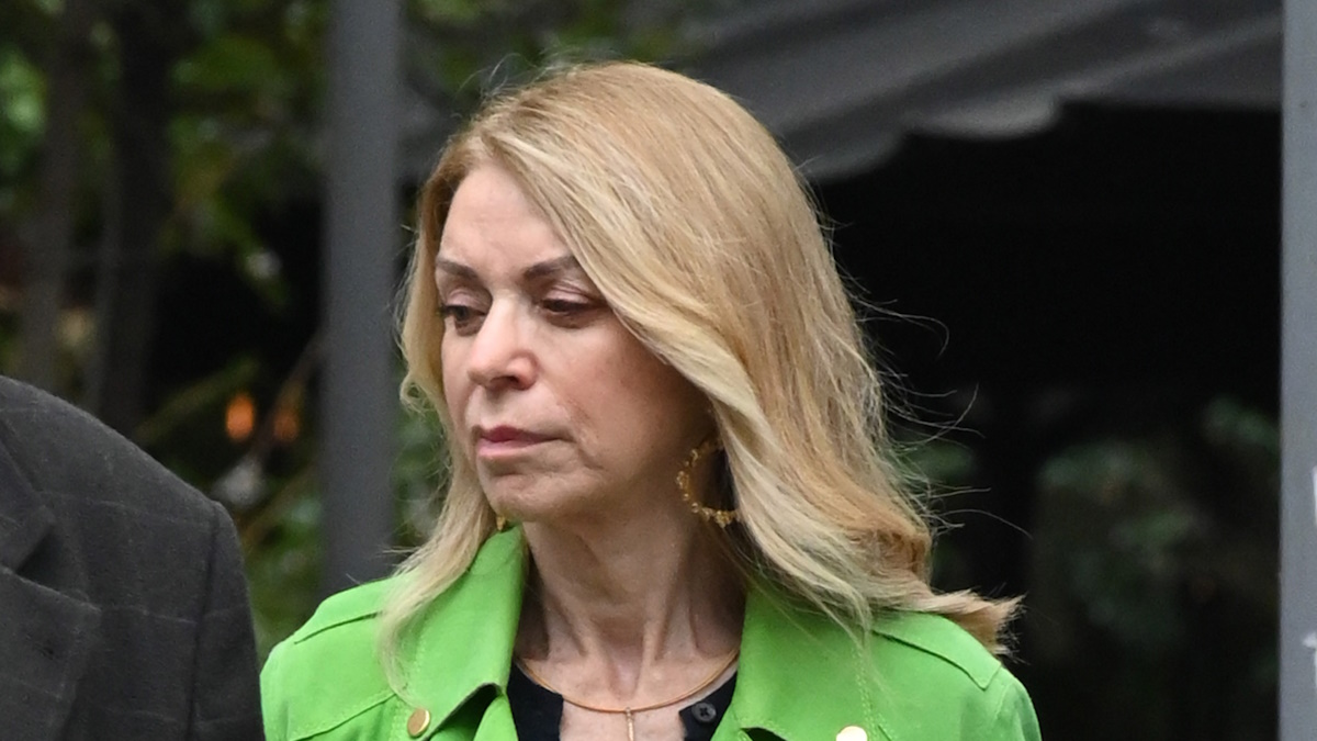 Έλλη Στάη: Με sneakers και suede τζάκετ στο κέντρο της Αθήνας