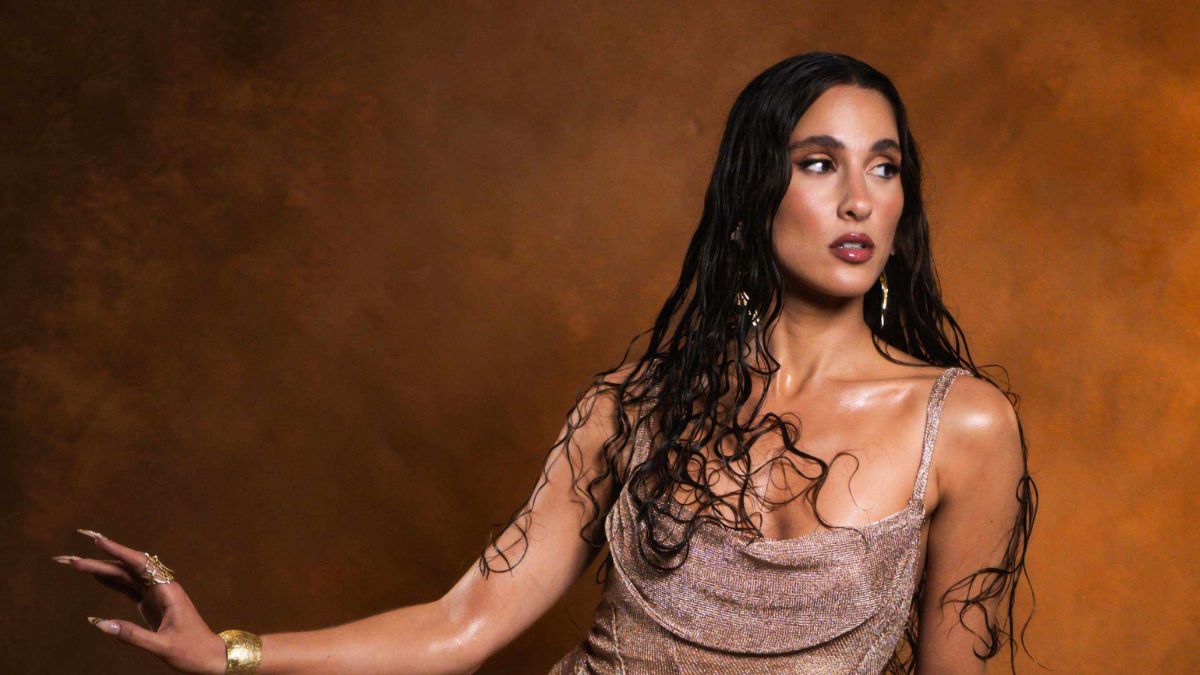 H Evangelia χορεύει ζεϊμπέκικο αλλιώς για το νέο τραγούδι της «Αστείο»