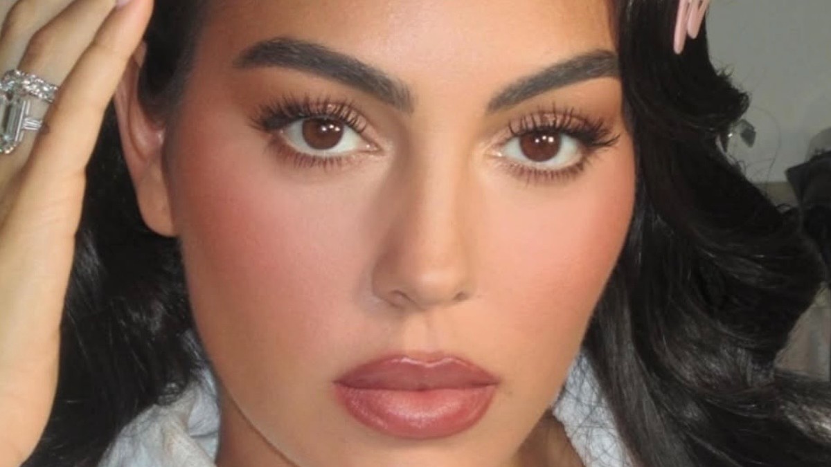 Λεπτομέρειες για το sleek κότσο του Δημήτρη Γιαννέτου στη Χεορχίνα