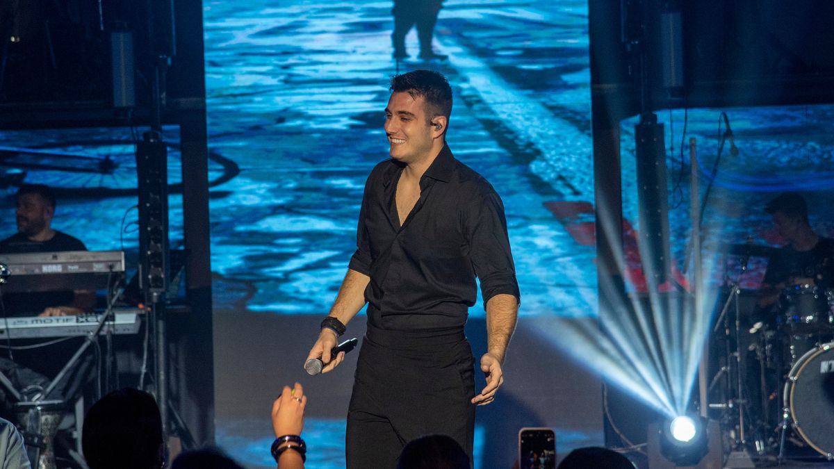 Με μεγάλη επιτυχία πραγματοποιεί τις εμφανίσεις του στη νυχτερινή Αθήνα ο Γιώργος Κακοσαίος