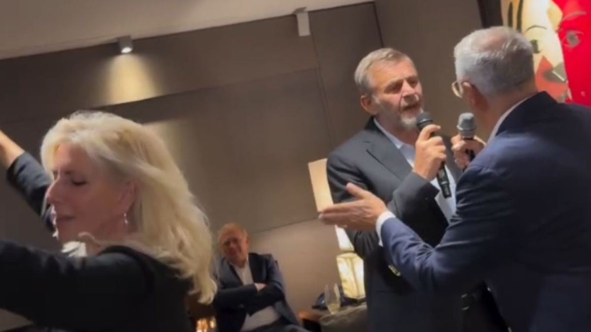 Απόστολος Γκλέτσος: Απίστευτο στιγμιότυπο – Τραγουδάει σε μαγαζί και η σύντροφός του χορεύει