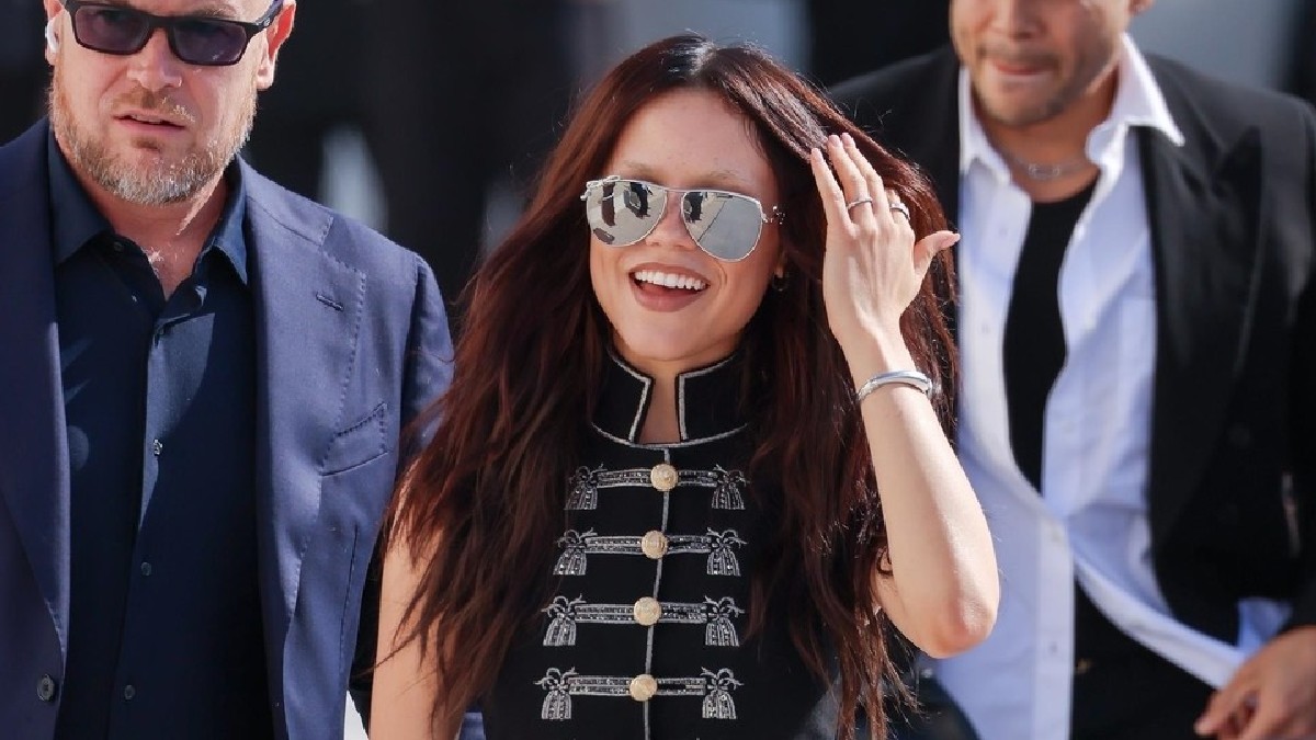 Το πιο dramatic πανωφόρι της σεζόν έρχεται κατευθείαν από την αντρική γκαρνταρόμπα