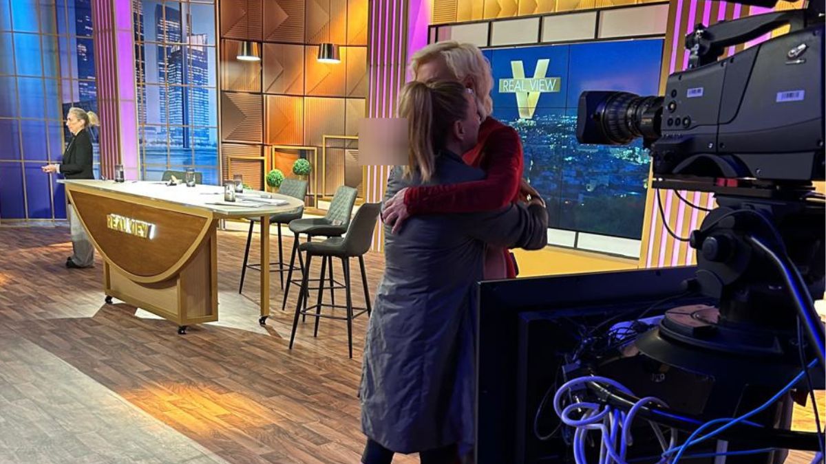 Η Κατερίνα Καραβάτου στο πλευρό της Έλενας Χριστοπούλου στην πρεμιέρα του Real View