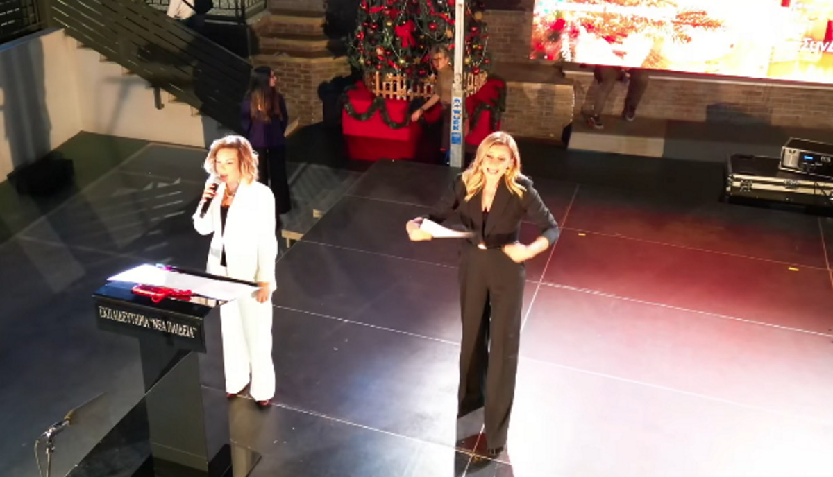 Κατερίνα Καραβάτου: Άναψε το δέντρο στα Εκπαιδευτήρια Νέα Παιδεία για καλό σκοπό!