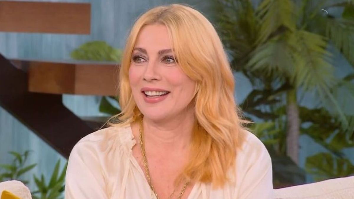 Σμαράγδα Καρύδη: Τι αποκάλυψε για τις νέες σκηνές του «Παρά Πέντε» – «Η περούκα της Ντάλιας είναι έτοιμη για να την ξαναφορέσω»