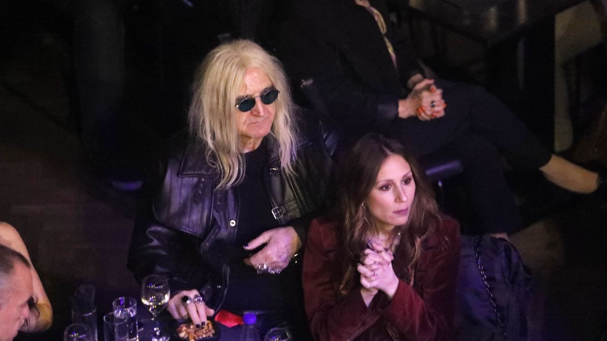 Νίκος Καρβέλας: Βραδινή θεατρική έξοδος με την Έλενα Φερεντίνου στο πλευρό του