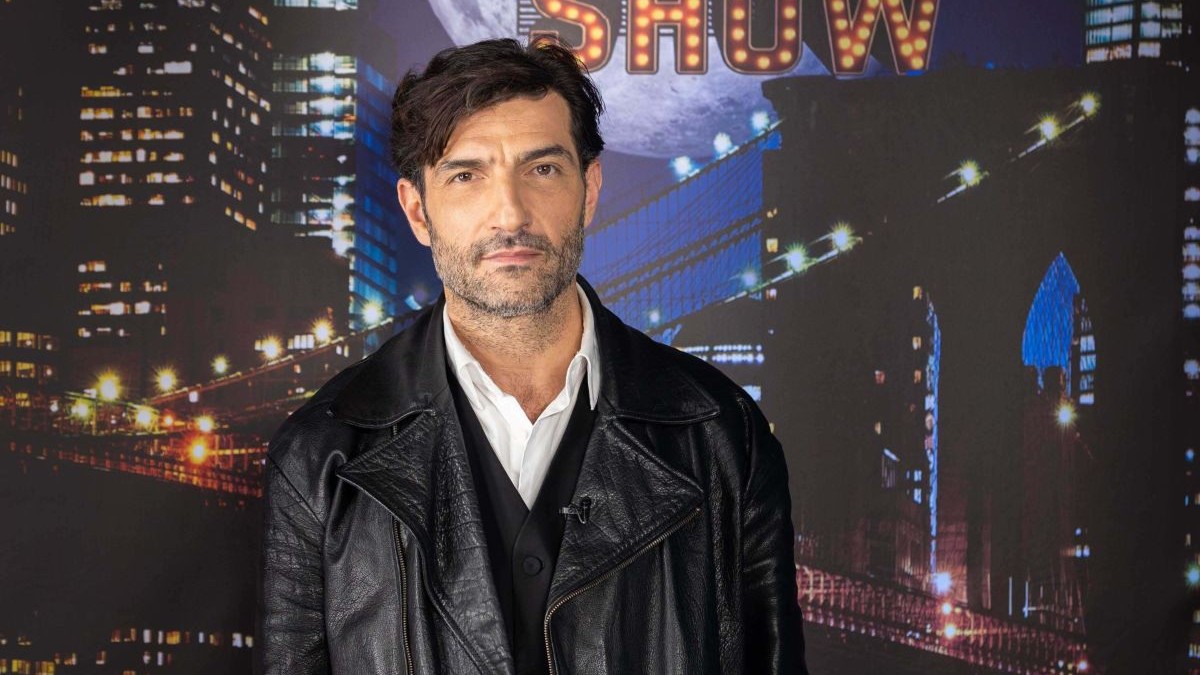 Νίκος Κουρής: H αποκάλυψη για το ατύχημά στο θέατρο – «Έπαιξα κανονικά και είχε γεμίσει η σκηνή με αίμα…»