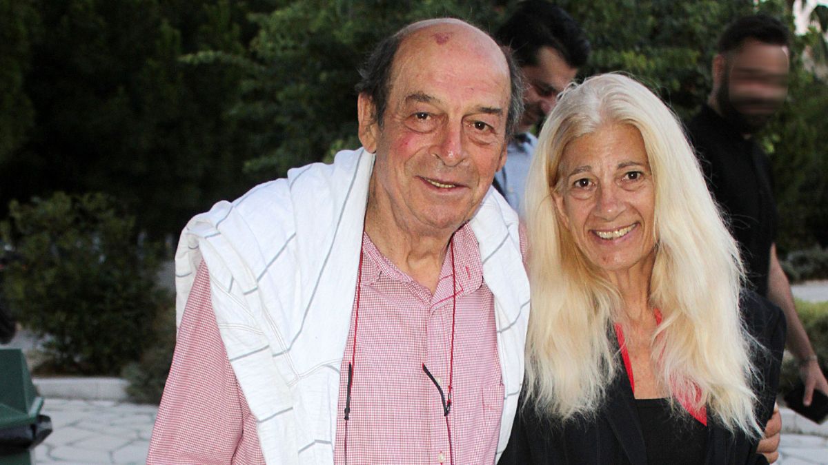 Μανούσος Μανουσάκης: Η σύζυγος του μιλά για εκείνον ένα χρόνο μετά το θάνατο του – «Σαν σήμερα ο Μανούσος κοιμήθηκε, δεν έφυγε από τη ζωή»