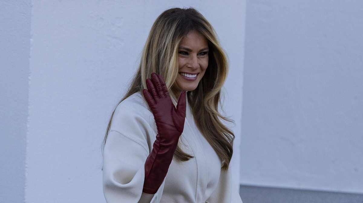 Μελάνια Τραμπ: Με λευκό παλτό Dior και Manolo Blahnik γόβες