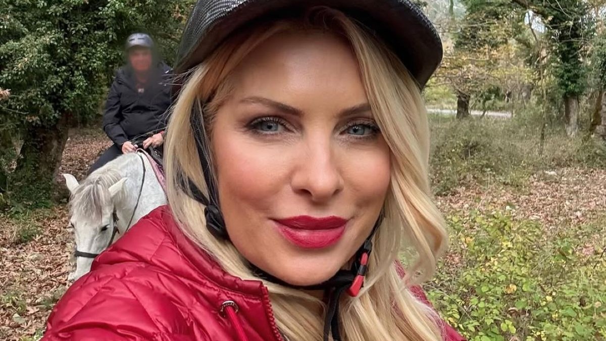 Ελένη Μενεγάκη: Για ιππασία στα Ζαγοροχώρια με τον Μάκη Παντζόπουλο και την κόρη τους, Μαρίνα