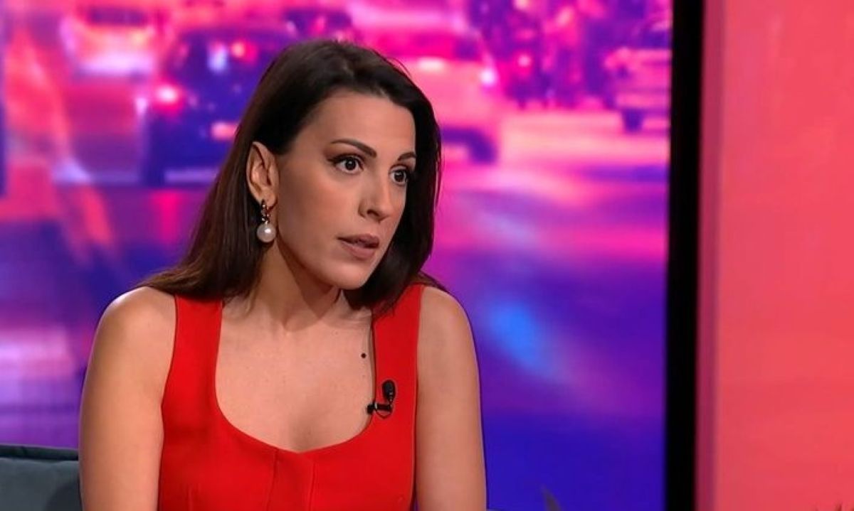 Άννα Μενενάκου: «Δεν ξέρω πού το πάει η τηλεόραση. Από το πρωί μέχρι το βράδυ, τόση βία, τόσο κίτρινο…»