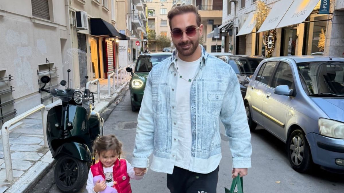 Νίκος Κοκλώνης: Η τρυφερή βόλτα στο κέντρο της Αθήνας με τη βαφτιστήρα του